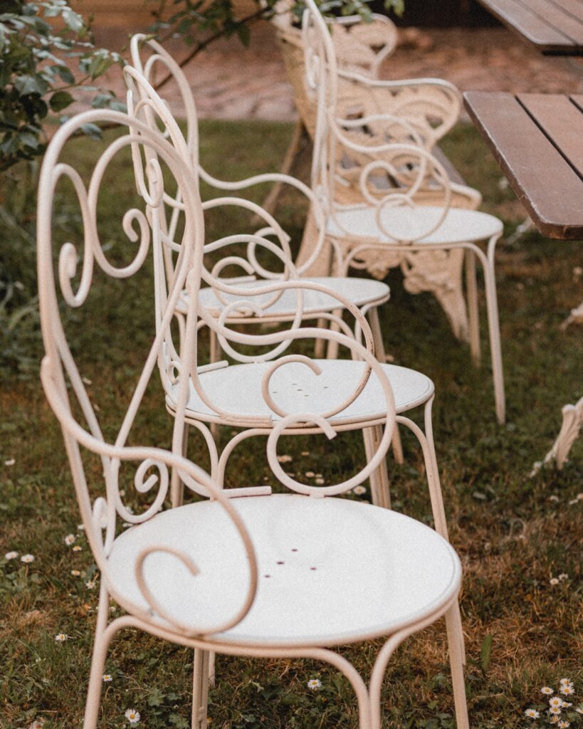 Krzesła metalowe w stylu prowansalskim