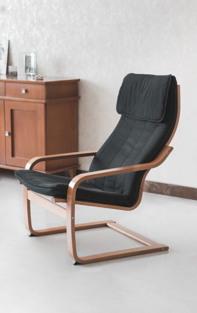 Opływowy kształt minimalistycznego fotela