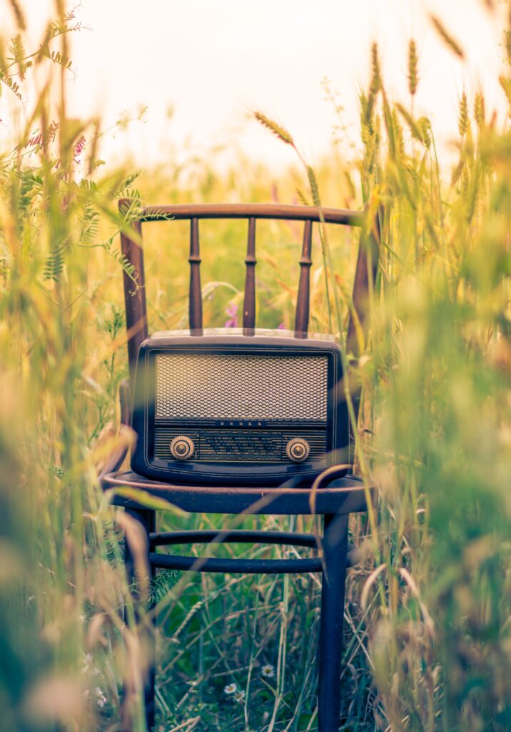 Gięte krzesło w stylu kolonialnym i retro radio