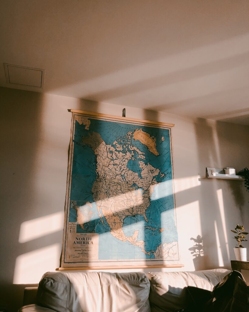 Mapa zwijana na ścianę