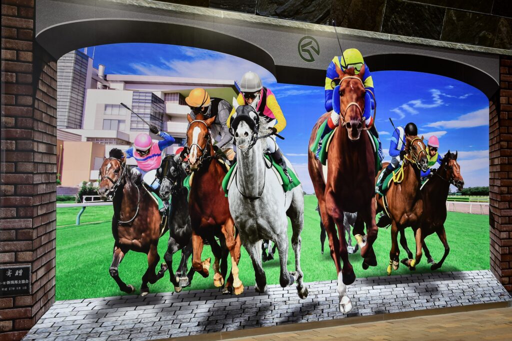 Mural przedstawiający wyścig konny