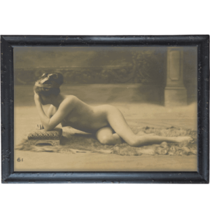 Akt kobiety leżącej na futrze plakat vintage