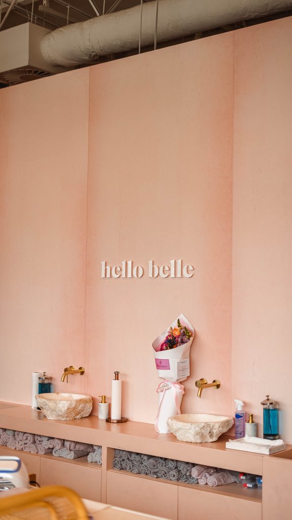 Ciao, Bella - kamienne umywalki i kolorowe wykończenie włoskiej łazienki