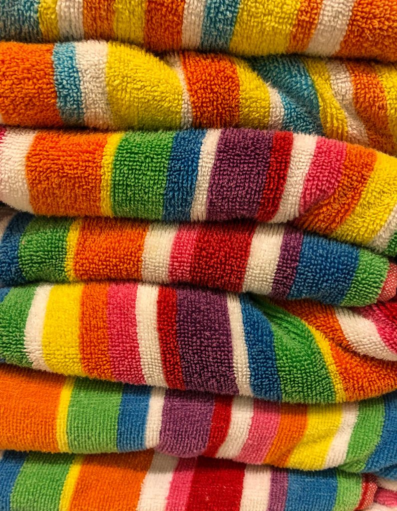 Kolorowe ręczniki we włoskiej łazience boho