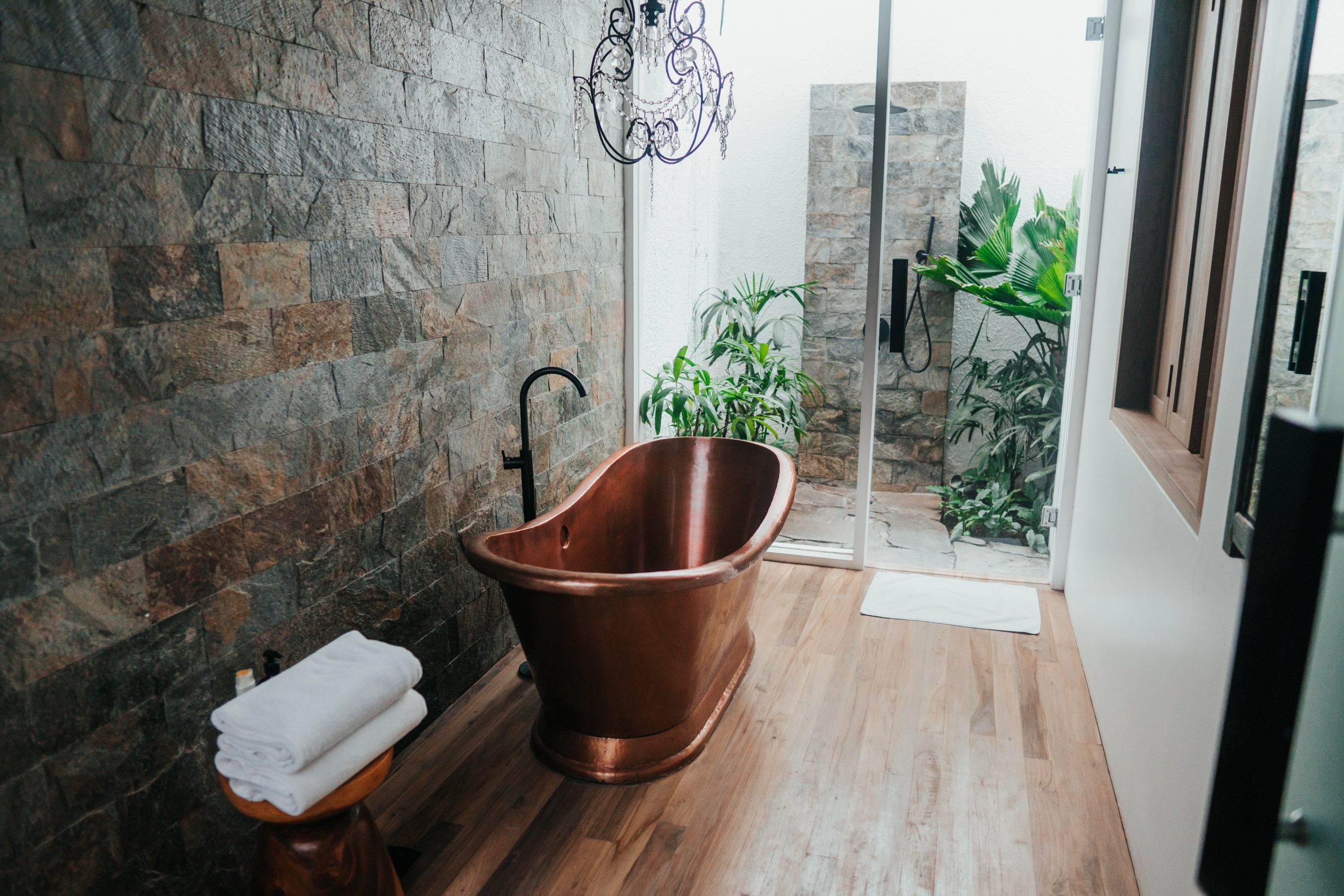 Read more about the article Pomysł na urządzenie łazienki – wykończenie, obrazy na ścianę do łazienki i akcesoria w 4 stylach z różnych zakątków świata