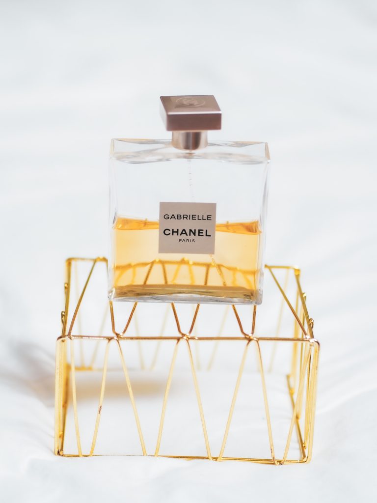 Złoto i perfumy Chanel