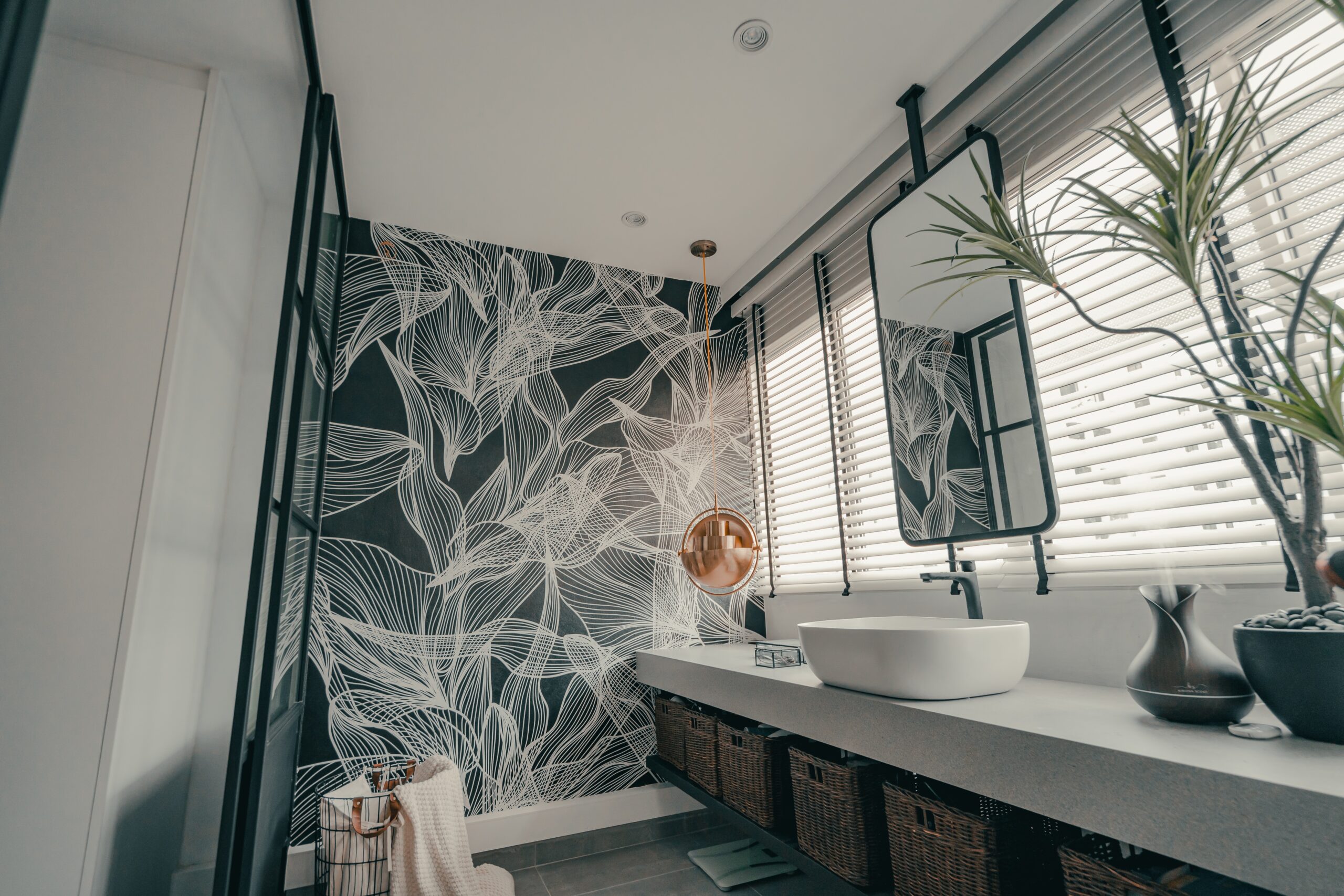 Read more about the article Pomysł na łazienkę – zaskakujące style, akcesoria, dodatki i obrazy na ścianę w 6 nowoczesnych łazienkach